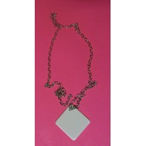 CIONDOLO QUADRATO IN POLIESTERE CON COLLANA METALLO VA010Q